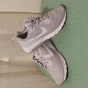 Nike Women’s Air Max Motion LW Running Shoes